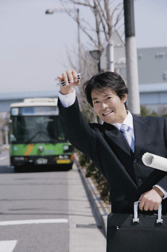 东方人,一个人,商务人士,商务男性,站,打电话,竖图,室外,白天,正面,衬衫,旅游,度假,草地,植物,标志建筑,道路,地标,建筑,路,公路,公共汽车,电话,手机,亚洲,仅一个男性,仅一个人,仅一个中年男性,握,套装,卷曲,包,材料,档案,公文包,文件,巴士,公交车,交通,夹,拿,挥手,拎,拿着,注视,黄种人,娱乐,通讯设备,建设,车,草,树,树木,绿色,天空,自然,资料,交通工具,天,观察,看,站着,招手,享受,休闲,旅游胜地,放松,握着,生长,成长,公事包,观看,察看,夹着,关注,文档,商务装,工薪阶层,交流,男人,男性,中年男性,亚洲人,白领,上班族,马路,沟通,通话,站立,半身,彩图,衬衣,拎着