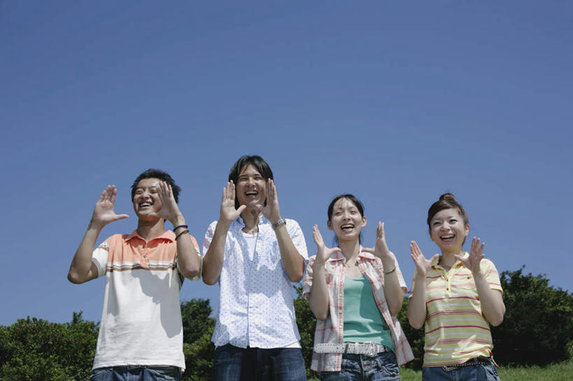 东方人,四个人,伙伴,朋友,站,走,笑,说,微笑,露齿笑,横图,室外,白天,正面,旅游,度假,友谊,草地,草坪,森林,树林,植物,亚洲,一排,服装,整齐,大喊,注视,牛仔裤,休闲装,黄种人,娱乐,草,树,树木,排列,衣服,蓝色,绿色,蓝天,天空,天,观察,看,站着,享受,休闲,休闲服,放松,喊,抬手,服饰,观看,察看,喊叫,呼喊,队列,关注,户外运动,交流,友情,男人,男性,年轻男性,年轻女性,女人,女性,亚洲人,休闲活动,步行,沟通,讲话,交谈,散步,说话,谈话,玩耍,站立,走路,半身,彩图