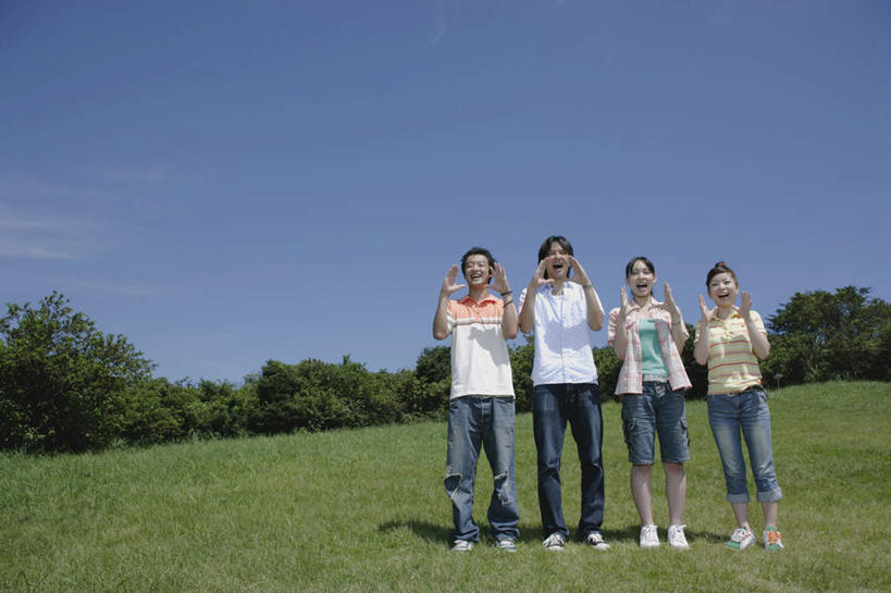 东方人,四个人,伙伴,朋友,站,走,笑,说,微笑,露齿笑,横图,室外,白天,正面,旅游,度假,友谊,草地,草坪,森林,树林,植物,亚洲,一排,服装,整齐,大喊,注视,牛仔裤,休闲装,黄种人,娱乐,草,树,树木,排列,衣服,蓝色,绿色,蓝天,天空,天,观察,看,站着,享受,休闲,休闲服,放松,喊,抬手,服饰,观看,察看,喊叫,呼喊,队列,关注,户外运动,交流,友情,男人,男性,年轻男性,年轻女性,女人,女性,亚洲人,休闲活动,步行,沟通,讲话,交谈,散步,说话,谈话,玩耍,站立,走路,彩图,全身