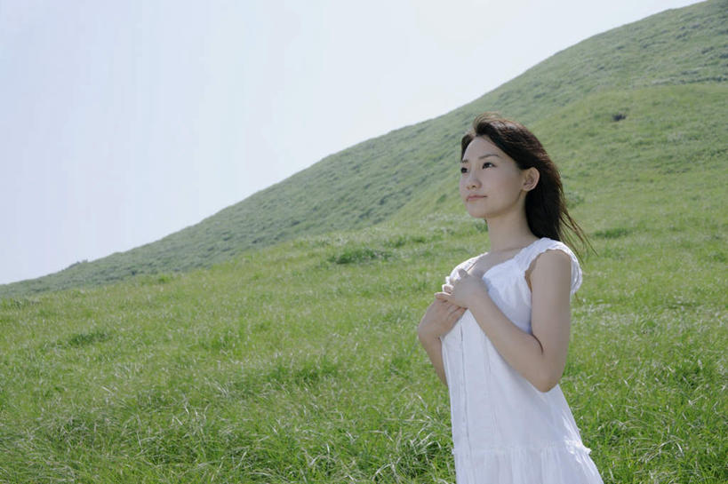 东方人,一个人,站,笑,双手交叉,微笑,横图,室外,白天,正面,裙子,旅游,度假,草地,草坪,美景,植物,亚洲,仅一个年轻女性,仅一个女性,仅一个人,眺望,连衣裙,光线,景观,黄种人,娱乐,草,蓝色,绿色,蓝天,天空,阳光,自然,天,看,站着,享受,休闲,景色,放松,晴朗,风光,半身裙,吊带裙,双手抱胸,自然风光,看着,万里无云,年轻女性,女人,女性,亚洲人,晴空,晴空万里,站立,半身,彩图