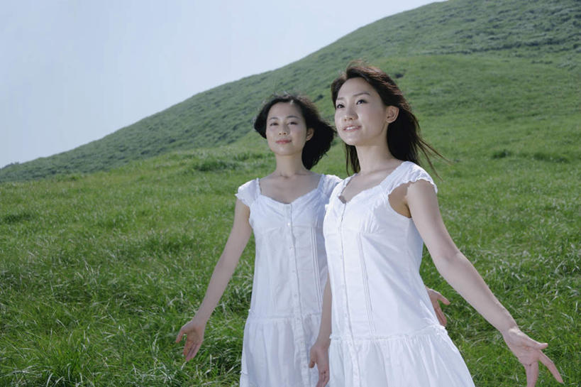 东方人,两个人,伙伴,朋友,站,笑,微笑,横图,室外,白天,正面,裙子,旅游,度假,友谊,草地,草坪,美景,植物,亚洲,连衣裙,景观,注视,黄种人,娱乐,草,蓝色,绿色,蓝天,天空,自然,天,看,站着,享受,休闲,景色,放松,晴朗,风光,半身裙,吊带裙,自然风光,看着,万里无云,友情,年轻女性,女人,女性,亚洲人,晴空,晴空万里,站立,半身,彩图