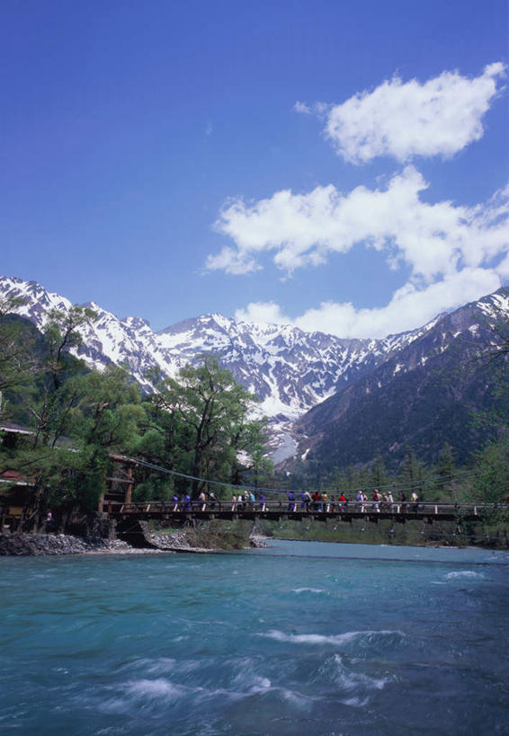 竖图,室外,白天,正面,旅游,度假,河流,石头,美景,森林,山,树林,水,雪,雪山,植物,大雪,长野县,日本,亚洲,木板,石子,冰,河水,积雪,景观,山峰,水流,雪景,云,云朵,冬季,冬天,桥,木桥,山峦,云彩,娱乐,栈桥,树,树木,蓝色,绿色,白云,蓝天,天空,自然,天,夏天,享受,休闲,景色,放松,寒冷,生长,晴朗,成长,人行桥,木板桥,冰冷,自然风光,东亚,本州,本州岛,日本国,中部地方,长野,严寒,冰凉,酷寒,凛冽,凛凛,极冷,石块,岩石,晴空,半身,彩图