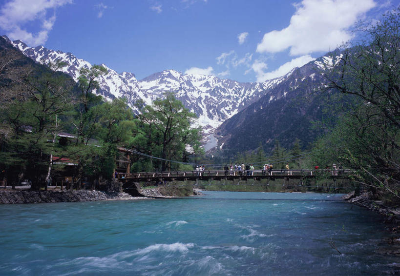 横图,室外,白天,正面,旅游,度假,河流,石头,美景,森林,山,树林,水,雪,雪山,植物,大雪,长野县,日本,亚洲,木板,石子,冰,河水,积雪,景观,山峰,水流,雪景,云,云朵,冬季,冬天,桥,木桥,山峦,云彩,娱乐,栈桥,树,树木,蓝色,绿色,白云,蓝天,天空,自然,天,夏天,享受,休闲,景色,放松,寒冷,生长,晴朗,成长,人行桥,木板桥,冰冷,自然风光,东亚,本州,本州岛,日本国,中部地方,长野,严寒,冰凉,酷寒,凛冽,凛凛,极冷,石块,岩石,晴空,半身,彩图
