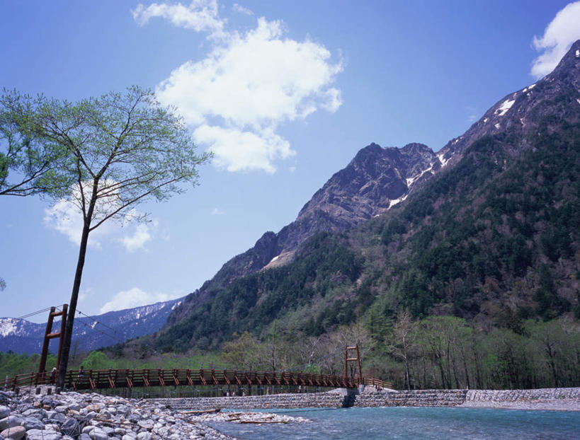 无人,横图,室外,白天,仰视,旅游,度假,河流,石头,美景,森林,山,树林,水,雪,雪山,植物,大雪,长野县,日本,亚洲,木板,石子,冰,河水,积雪,景观,山峰,水流,雪景,云,云朵,冬季,冬天,桥,木桥,山峦,云彩,娱乐,栈桥,树,树木,蓝色,绿色,白云,蓝天,天空,自然,天,夏天,享受,休闲,景色,放松,寒冷,生长,晴朗,成长,人行桥,木板桥,冰冷,自然风光,东亚,本州,本州岛,日本国,中部地方,长野,严寒,冰凉,酷寒,凛冽,凛凛,极冷,石块,岩石,晴空,彩图,低角度拍摄