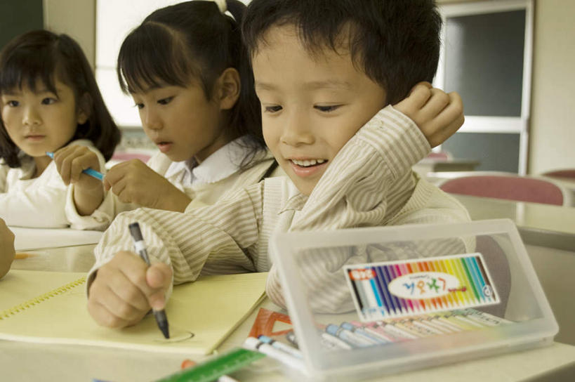 东方人,儿童,三个人,伙伴,朋友,学校,横图,室内,白天,正面,游戏,友谊,纯洁,太阳,桌子,亚洲,握,阴影,服装,光线,蜡笔,影子,拿,玩,拿着,休闲装,黄种人,娱乐,书桌,校园,小孩,衣服,阳光,白纸,课桌,黑板,休闲,教室,同学,休闲服,可爱,童年,童趣,握着,服饰,校友,童真,烂漫,无邪,同窗,学友,天真,友情,男孩,男人,男性,亚洲人,画画,玩耍,嬉戏,半身,彩图,男生