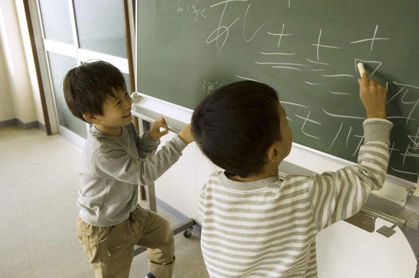 东方人,儿童,两个人,伙伴,朋友,站,笑,微笑,露齿笑,横图,俯视,室内,白天,游戏,友谊,纯洁,亚洲,写,阴影,服装,光线,影子,墙,玩,休闲装,黄种人,娱乐,墙壁,墙面,小孩,衣服,阳光,粉笔,黑板,站着,休闲,同学,休闲服,可爱,童年,童趣,服饰,校友,童真,烂漫,无邪,同窗,学友,天真,友情,男孩,男人,男性,亚洲人,玩耍,嬉戏,站立,半身,彩图,高角度拍摄,男生