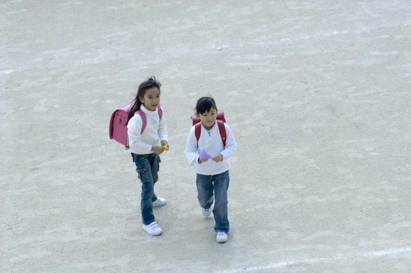 东方人,儿童,两个人,伙伴,朋友,学校,操场,站,走,横图,俯视,室外,白天,游戏,友谊,纯洁,亚洲,服装,包,书包,玩,休闲装,黄种人,娱乐,校园,小孩,行走,衣服,背包,站着,休闲,同学,休闲服,可爱,童年,童趣,服饰,校友,童真,烂漫,无邪,同窗,学友,天真,友情,女孩,女人,女性,亚洲人,玩耍,嬉戏,站立,走路,彩图,高角度拍摄,全身,双肩包,女生