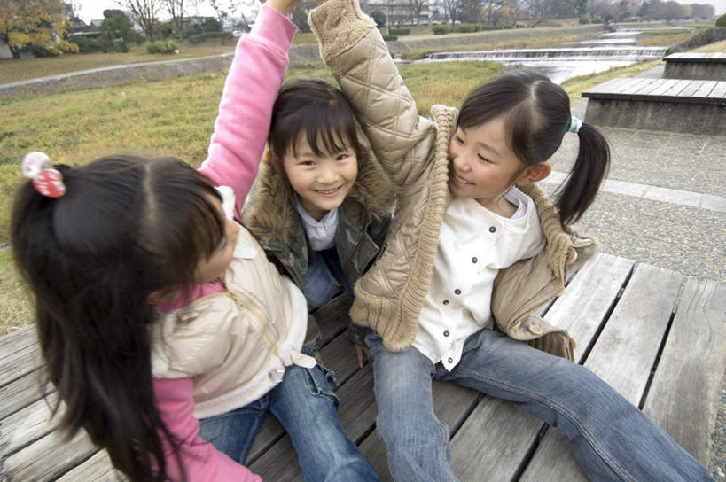 东方人,儿童,三个人,伙伴,朋友,坐,横图,俯视,室外,白天,游戏,友谊,纯洁,椅子,亚洲,服装,木椅,玩,休闲装,黄种人,娱乐,排列,小孩,衣服,休闲,同学,休闲服,可爱,童年,童趣,服饰,校友,队列,童真,烂漫,无邪,同窗,学友,天真,友情,男孩,男人,男性,女孩,女人,女性,亚洲人,玩耍,嬉戏,坐着,半身,彩图,高角度拍摄,男生,女生