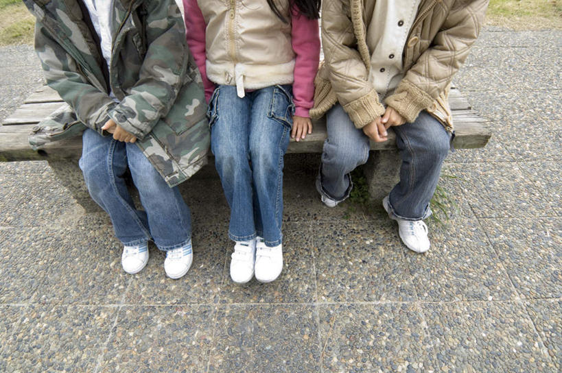 东方人,儿童,三个人,伙伴,朋友,坐,横图,俯视,室外,白天,游戏,友谊,纯洁,椅子,亚洲,服装,木椅,玩,休闲装,黄种人,娱乐,排列,小孩,衣服,休闲,同学,休闲服,可爱,童年,童趣,服饰,校友,队列,童真,烂漫,无邪,同窗,学友,天真,友情,男孩,男人,男性,女孩,女人,女性,亚洲人,玩耍,嬉戏,坐着,半身,彩图,高角度拍摄,男生,女生