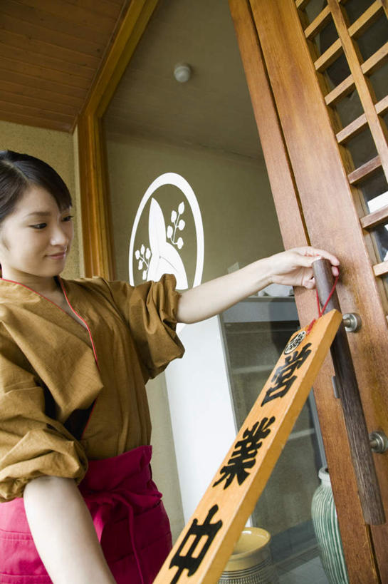 东方人,一个人,服务员,竖图,室外,白天,仰视,工作服,制服,烹饪,窗户,落地窗,门,亚洲,仅一个年轻女性,仅一个女性,仅一个人,握,日本文化,日本料理,料理,食品,门牌,拿,拎,拿着,注视,黄种人,菜肴,美食,餐饮,玻璃窗,食物,门框,日式料理,看,日式,握着,佳肴,关注,工作制服,年轻女性,女人,女性,亚洲人,服务生,侍者,半身,彩图,低角度拍摄,工作套服,餐馆,拎着,传统文化
