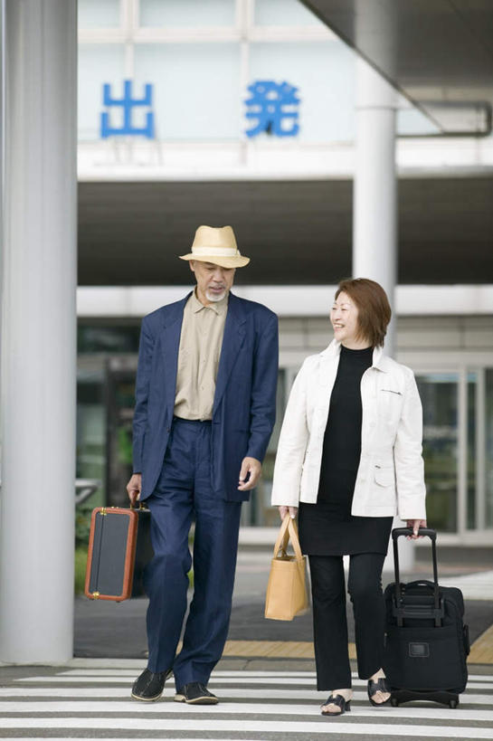 东方人,两个人,夫妻,机场,站,竖图,室外,白天,正面,爱情,道路,飞机场,路,人行横道,公路,帽子,亚洲,服装,包,拉杆箱,旅行箱,皮包,交通,浪漫,休闲装,黄种人,衣服,行李箱,遮阳帽,箱子,站着,休闲,温暖,温馨,休闲服,恩爱,提,恋人,服饰,出差,单肩包,和睦,提着,人行横道线,老年男性,老年女性,男人,男性,女人,女性,亚洲人,情侣,航空站,空港,斑马线,马路,站立,彩图,全身,旅行,伴侣,融洽