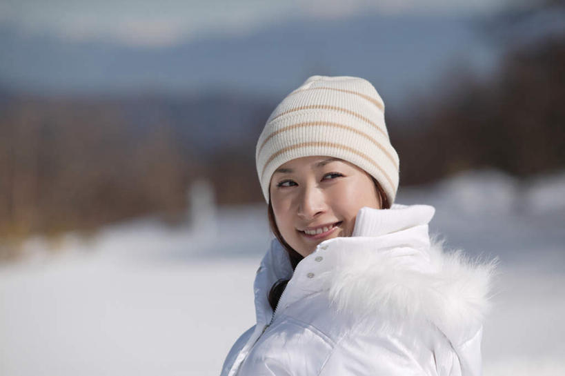 东方人,一个人,站,笑,微笑,露齿笑,横图,室外,特写,白天,正面,森林,树林,雪,植物,大雪,帽子,亚洲,仅一个年轻女性,仅一个女性,仅一个人,服装,朦胧,模糊,积雪,雪景,冬季,冬天,注视,休闲装,黄种人,树,树木,衣服,蓝色,绿色,蓝天,天空,自然,天,观察,看,站着,休闲,休闲服,寒冷,服饰,生长,成长,观看,察看,冰冷,关注,滑雪帽,严寒,冰凉,酷寒,凛冽,凛凛,极冷,年轻女性,女人,女性,亚洲人,站立,半身,彩图