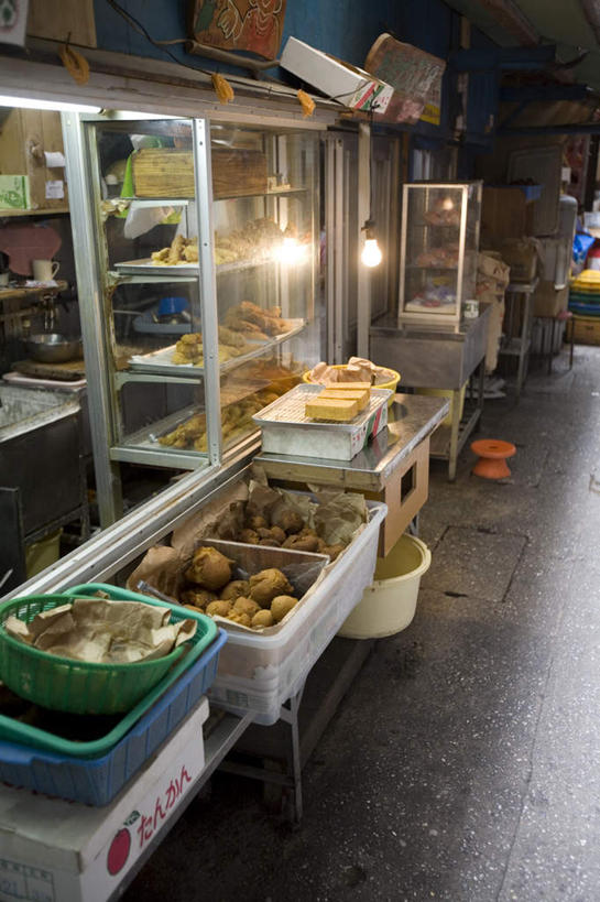 无人,商店,交叉,竖图,室内,白天,正面,竹子,日本,亚洲,一排,阴影,竹制,整齐,编织,光线,篮子,影子,灯光,食品,冲绳,吊灯,灯,食物,排列,竹篮,灯具,金融,百货,竹条,交织,冲绳县,竹制品,照明设备,队列,贸易,东亚,琉球群岛,日本国,九州地方,穿插,彩图,店铺,杂货店,杂货铺