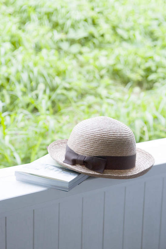 无人,露台,竖图,室外,特写,白天,正面,阅读,草地,草坪,植物,阳台,杂志,帽子,学习,朦胧,模糊,装饰,草帽,丝绸,丝带,缎带,绸带,草,绿色,蝴蝶结,看,读书,浏览,华丽,修饰,点缀,衬托,美观,雅致,雅观,彩图,露天阳台