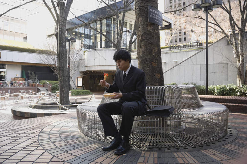 东方人,一个人,商务人士,商务男性,高楼大厦,坐,横图,室外,白天,正面,衬衫,办公楼,树林,植物,筷子,大厦,建筑,摩天大楼,写字楼,餐具,椅子,亚洲,仅一个男性,仅一个人,套装,长椅,食品,拿,拿着,注视,黄种人,文化,传统,盒子,树,树木,食物,仅一个年轻男性,绿色,自然,楼宇,观察,看,商务楼,生长,成长,便当盒,观看,礼节,察看,关注,礼仪,商务装,工薪阶层,男人,男性,年轻男性,亚洲人,白领,上班族,进餐用具,坐着,彩图,全身,衬衣,大楼,高层建筑,高楼,摩天楼