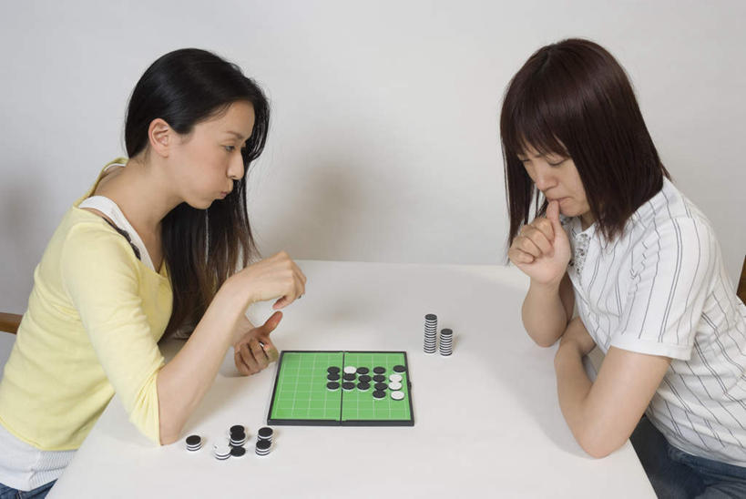 东方人,两个人,坐,横图,俯视,室内,白天,锻炼,游戏,快乐,比赛,运动,竞争,桌子,亚洲,握,阴影,服装,光线,影子,办公桌,拿,玩,拿着,注视,休闲装,黄种人,娱乐,衣服,观察,看,休闲,思考,休闲服,棋子,棋盘,思索,益智,握着,服饰,观看,活动,察看,体育运动,发泄,关注,消遣,智力,黑白棋,宣泄,翻棋,翻转棋,奥赛罗棋,体育,年轻女性,女人,女性,亚洲人,玩耍,嬉戏,坐着,半身,彩图,高角度拍摄,健身