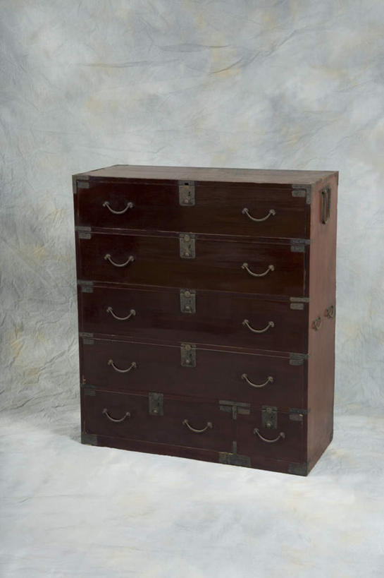 无人,竖图,俯视,室内,特写,白天,安全,柜子,抽屉,阴影,光线,影子,防护,储物柜,梳妆台,锁,一个,把手,单个,古董,保护,储存,保险,私密,保全,周全,安稳,安定,防盗,储备,蕴藏,贮备,平安,拉手,彩图,高角度拍摄,贮存