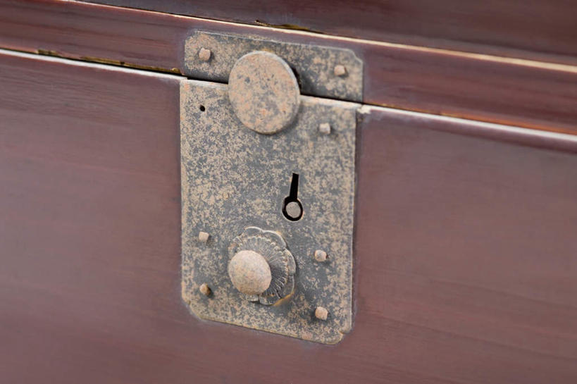 无人,横图,室外,特写,白天,正面,安全,柜子,抽屉,防护,储物柜,梳妆台,锁,一个,单个,古董,保护,储存,保险,私密,保全,周全,安稳,安定,防盗,储备,蕴藏,贮备,平安,彩图,贮存