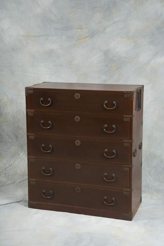 无人,竖图,俯视,室内,特写,白天,安全,柜子,抽屉,阴影,光线,影子,防护,储物柜,梳妆台,锁,一个,把手,单个,古董,保护,储存,保险,私密,保全,周全,安稳,安定,防盗,储备,蕴藏,贮备,平安,拉手,彩图,高角度拍摄,贮存