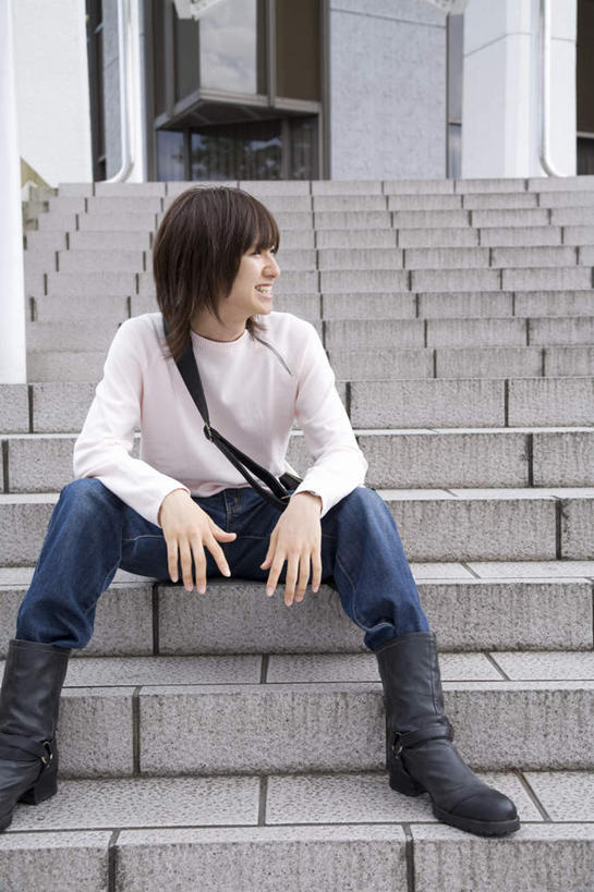 东方人,一个人,坐,笑,微笑,露齿笑,竖图,室外,白天,正面,楼梯,亚洲,仅一个男性,仅一个人,朦胧,模糊,包,皮包,阶梯,扭头,注视,黄种人,台阶,仅一个年轻男性,观察,看,转头,日本人,观看,单肩包,察看,关注,男人,男性,年轻男性,亚洲人,坐着,彩图,全身