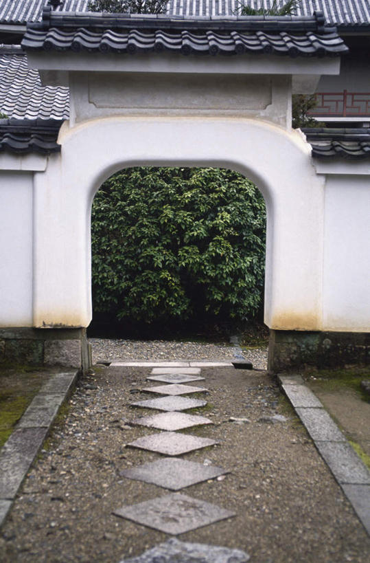 无人,竖图,室外,白天,正面,度假,石头,美景,门,城市风光,城市,道路,路,叶子,京都,日本,亚洲,石子,瓦片,大门,屋檐,景观,人行道,小路,绿叶,交通,娱乐,檐,门框,享受,休闲,嫩叶,景色,放松,京都府,东亚,本州,本州岛,日本国,近畿地方,近畿,叶,叶片,石块,彩图