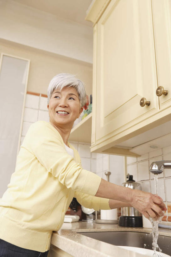 东方人,一个人,站,笑,微笑,露齿笑,竖图,室内,白天,仰视,厨房,柜子,亚洲,仅一个女性,仅一个人,水槽,水龙头,扭头,注视,黄种人,橱柜,观察,看,站着,转头,日本人,仅一个老年女性,观看,察看,关注,老年女性,女人,女性,亚洲人,站立,半身,彩图,低角度拍摄,灶间