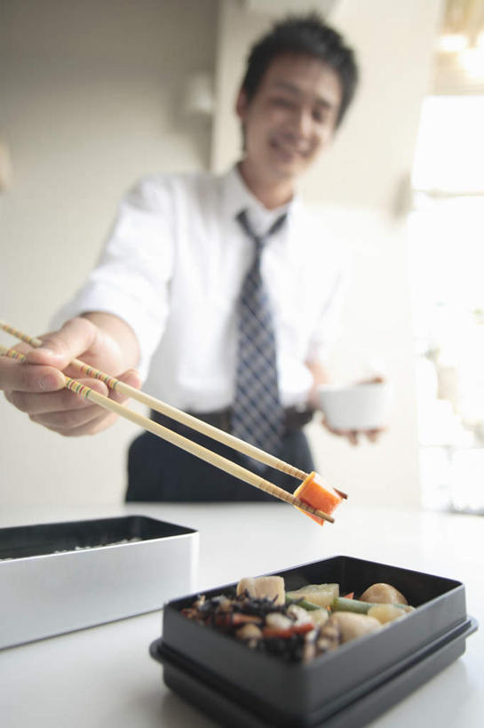 东方人,一个人,商务人士,商务男性,站,竖图,室内,白天,正面,衬衫,筷子,亚洲,仅一个男性,仅一个人,套装,朦胧,模糊,食品,拿,拿着,注视,黄种人,食物,仅一个年轻男性,观察,看,站着,日本人,便当盒,观看,察看,关注,商务装,工薪阶层,男人,男性,年轻男性,亚洲人,白领,上班族,站立,半身,彩图,衬衣