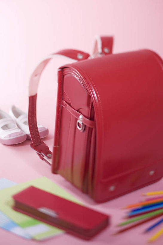 无人,竖图,俯视,室内,特写,白天,静物,许多,朦胧,模糊,包,笔,书包,办公用品,铅笔盒,文具,一个,红色,背包,铅笔,学习用品,摄影,影棚,单个,文具用品,彩图,高角度拍摄,影棚拍摄,拍摄,双肩包