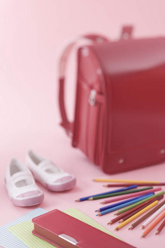 无人,竖图,俯视,室内,特写,白天,鞋子,一双,许多,朦胧,模糊,包,笔,书包,办公用品,文具,一个,红色,背包,铅笔,学习用品,摄影,影棚,单个,文具用品,舞蹈鞋,彩图,高角度拍摄,影棚拍摄,拍摄,双肩包