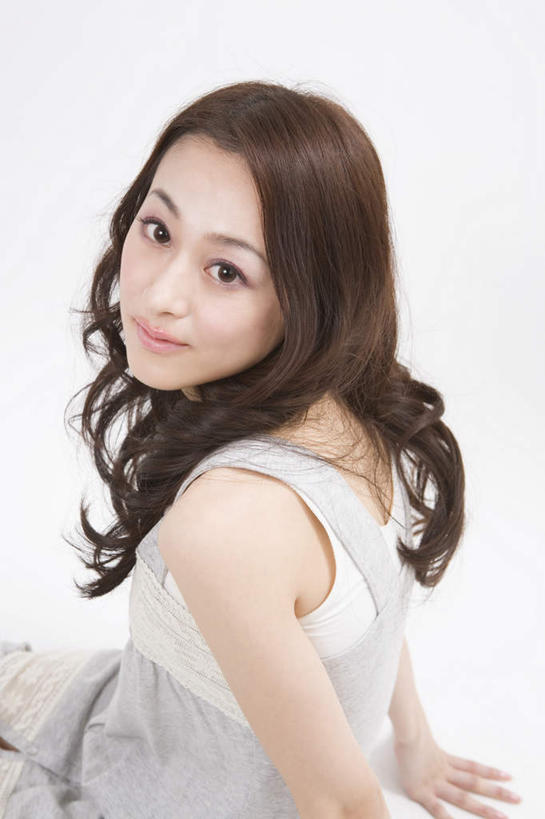 东方人,一个人,坐,笑,微笑,竖图,俯视,室内,白天,白色背景,亚洲,仅一个年轻女性,仅一个女性,仅一个人,朦胧,模糊,扭头,注视,黄种人,观察,看,转头,日本人,摄影,影棚,观看,察看,关注,年轻女性,女人,女性,亚洲人,坐着,半身,彩图,高角度拍摄,影棚拍摄,拍摄