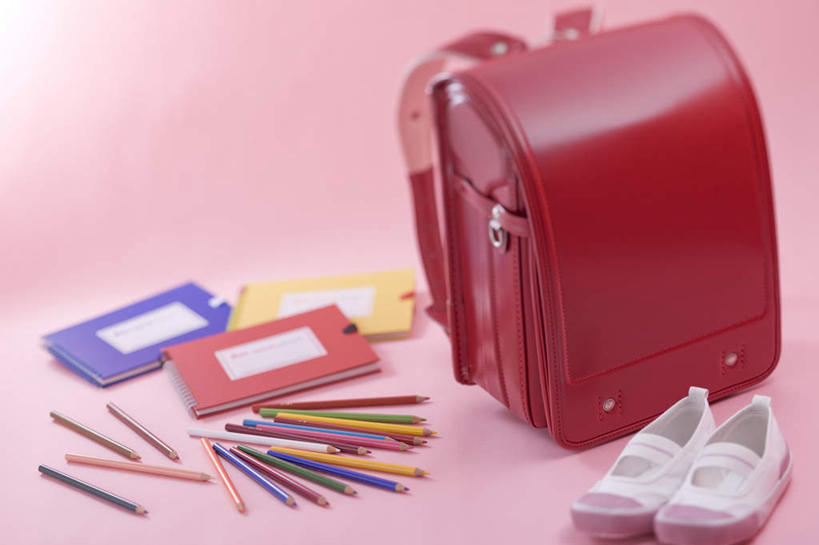 无人,横图,俯视,室内,特写,白天,静物,鞋子,许多,粉色背景,朦胧,模糊,包,笔,书包,办公用品,记事本,文具,红色,背包,本子,笔记本,铅笔,学习用品,摄影,影棚,文具用品,舞蹈鞋,彩图,高角度拍摄,影棚拍摄,拍摄,双肩包
