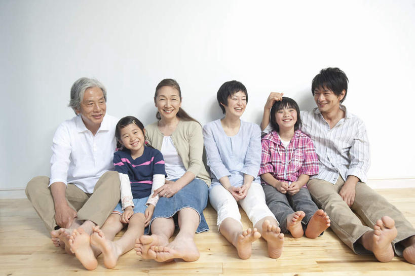 东方人,儿童,老年人,夫妻,母亲,父亲,女儿,儿子,祖母,祖父,三代同堂,坐,笑,微笑,露齿笑,横图,室内,白天,正面,爱情,纯洁,地板,亚洲,地面,许多人,浪漫,注视,黄种人,祖孙三代,木地板,小孩,观察,看,一群人,温暖,温馨,父女,父子,母女,母子,日本人,恩爱,父爱,可爱,母爱,童年,童趣,恋人,奶奶,爷爷,观看,祖孙,和睦,察看,关注,童真,烂漫,无邪,外婆,外孙女,外祖母,外公,外祖父,外孙,外孙子,天真,老年男性,老年女性,男孩,男人,男性,年轻男性,年轻女性,女孩,女人,女性,亚洲人,孩子,年轻人,夫妇,情侣,全家福,孙女,孙子,坐着,彩图,全身,伴侣,融洽,男生,女生,爸爸,多代同堂,妈妈