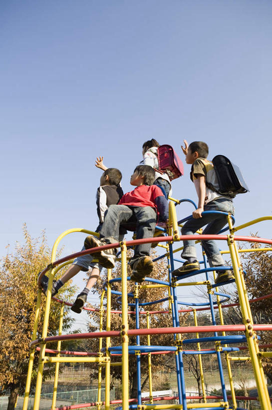 东方人,儿童,四个人,公园,游乐园,坐,伸展双臂,竖图,室外,白天,仰视,纯洁,植物,亚洲,黄种人,树,树木,小孩,蓝色,绿色,蓝天,天空,自然,天,日本人,滑梯,可爱,童年,童趣,生长,成长,童真,烂漫,无邪,天真,男孩,男人,男性,女孩,女人,女性,亚洲人,孩子,敞开双臂,伸开双臂,展开双肩,张开手臂,张开双臂,坐着,彩图,低角度拍摄,全身,男生,女生