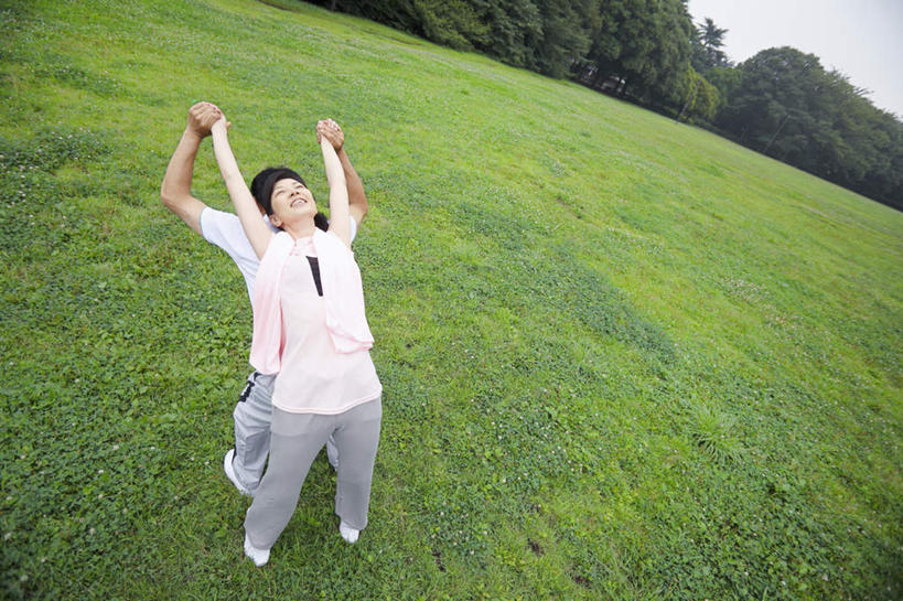 东方人,两个人,站,伸展双臂,横图,俯视,室外,白天,爱情,锻炼,运动,草地,草坪,植物,亚洲,云,云朵,浪漫,云彩,黄种人,草,树,树木,绿色,白云,天空,自然,天,站着,温暖,温馨,日本人,恩爱,恋人,生长,成长,和睦,体育,老年男性,老年女性,男人,男性,女人,女性,亚洲人,情侣,敞开双臂,伸开双臂,展开双肩,站立,张开手臂,张开双臂,半身,彩图,高角度拍摄,健身,伴侣,融洽