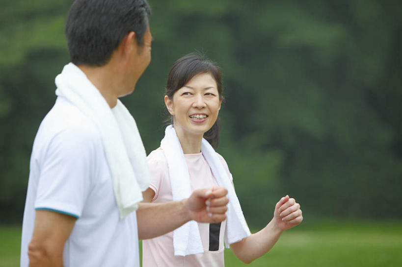 东方人,两个人,夫妻,站,伸展双臂,笑,微笑,露齿笑,横图,室外,白天,正面,爱情,锻炼,运动,草地,草坪,植物,亚洲,朦胧,模糊,浪漫,注视,黄种人,草,树,树木,绿色,自然,毛巾,观察,看,站着,日本人,恩爱,恋人,生长,成长,观看,察看,关注,体育,老年男性,老年女性,男人,男性,女人,女性,亚洲人,夫妇,情侣,敞开双臂,伸开双臂,展开双肩,站立,张开手臂,张开双臂,半身,彩图,健身,伴侣