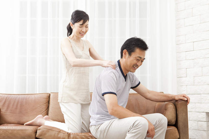 东方人,两个人,夫妻,客厅,坐,跪,伸展双臂,横图,室内,白天,正面,爱情,按摩,沙发,亚洲,浪漫,注视,黄种人,观察,看,日本人,恩爱,恋人,观看,察看,起居室,关注,老年男性,老年女性,男人,男性,女人,女性,亚洲人,夫妇,情侣,敞开双臂,跪着,伸开双臂,展开双肩,张开手臂,张开双臂,坐着,半身,彩图,伴侣,皮沙发