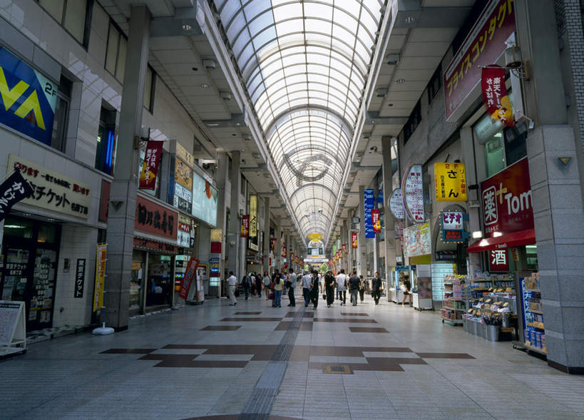 东方人,商店,站,走,横图,室内,白天,仰视,旅游,度假,窗户,天花板,亚洲,一排,许多,行人,游客,游人,整齐,墙,许多人,黄种人,娱乐,路人,旅客,玻璃窗,墙壁,墙面,排列,站着,一群人,享受,休闲,日本人,放松,金融,百货,队列,贸易,百货公司,过客,男人,男性,年轻男性,年轻女性,女人,女性,亚洲人,步行,散步,站立,走路,彩图,低角度拍摄,全身,购物商场,购物中心