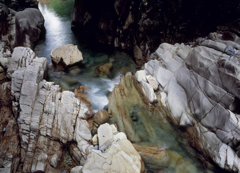 无人,横图,俯视,室外,白天,旅游,度假,河流,石头,美景,山,山脉,水,长野县,日本,亚洲,石子,河水,景观,山峰,水流,山峦,娱乐,小溪,自然,群山,溪水,享受,休闲,景色,放松,自然风光,东亚,本州,本州岛,日本国,中部地方,长野,石块,岩石,彩图,高角度拍摄