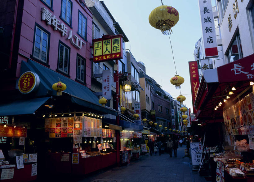 东方人,商店,站,走,横图,室外,白天,仰视,旅游,度假,美景,城市风光,城市,道路,路,指示牌,日本,亚洲,行人,游客,游人,标志,文字,景观,小路,交通,许多人,黄种人,娱乐,标识,路人,旅客,站着,一群人,享受,休闲,日本人,景色,放松,金融,百货,贸易,百货公司,东亚,本州,本州岛,日本国,近畿地方,近畿,兵库,兵库县,过客,男人,男性,女人,女性,中年男性,中年女性,亚洲人,步行,散步,站立,走路,彩图,低角度拍摄,全身,购物商场,购物中心