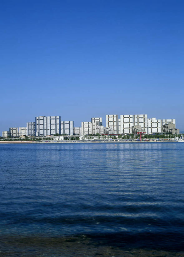 无人,家,竖图,室外,白天,正面,度假,海浪,海洋,美景,城市风光,城市,日本,亚洲,房屋,屋子,景观,浪花,娱乐,楼房,住宅,蓝色,蓝天,天空,海水,天,享受,休闲,景色,放松,晴朗,海景,东亚,本州,万里无云,本州岛,日本国,近畿地方,近畿,兵库,兵库县,大海,风浪,海,海水的波动,近岸浪,涌浪,晴空,晴空万里,彩图,房子