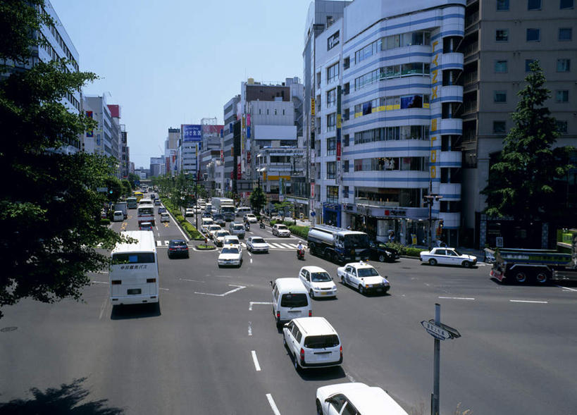 无人,高楼大厦,横图,俯视,室外,白天,度假,美景,植物,城市风光,城市,大厦,道路,建筑,路,摩天大楼,公路,公共汽车,日本,亚洲,景观,分界线,巴士,停车线,公交车,交通,娱乐,车,树,树木,绿色,自然,交通工具,享受,休闲,景色,放松,生长,成长,车行道,车行道分界线,标线,东亚,车行线,本州,本州岛,日本国,宫城,宫城县,东北地方,马路,彩图,高角度拍摄,大楼,高层建筑,高楼,摩天楼