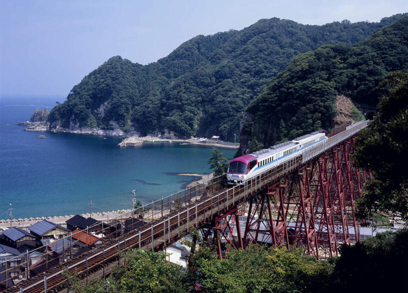无人,横图,俯视,室外,白天,旅游,度假,海浪,海洋,山,植物,标志建筑,大桥,道路,地标,建筑,路,桥梁,公路,火车,日本,亚洲,浪花,山峰,桥,交通,山峦,娱乐,建设,铁桥,车,树,树木,绿色,自然,海水,交通工具,享受,休闲,旅游胜地,放松,生长,成长,海景,东亚,本州,本州岛,日本国,近畿地方,近畿,兵库,兵库县,美方郡,香美町,余部桥,余部铁桥,馀部挢,馀部铁桥,大海,风浪,海,海水的波动,近岸浪,涌浪,彩图,高角度拍摄