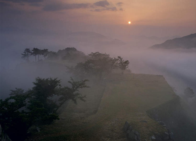 无人,横图,俯视,航拍,室外,白天,旅游,度假,美景,山,植物,雾,日本,亚洲,朦胧,模糊,城堡,景观,山峰,月亮,云,云朵,云海,山峦,月光,云彩,娱乐,树,树木,绿色,白云,自然,享受,休闲,景色,放松,生长,成长,明亮,迷雾,鸟瞰,自然风光,东亚,本州,本州岛,日本国,近畿地方,近畿,兵库,兵库县,皎洁,大雾,彩图,高角度拍摄