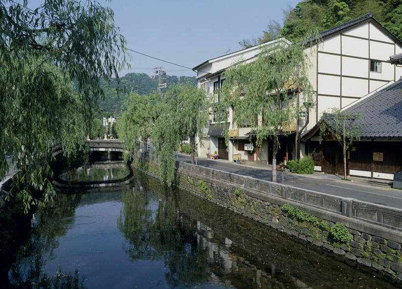 无人,家,横图,室外,白天,正面,度假,河流,美景,水,植物,城市风光,城市,日本,亚洲,阴影,反射,影子,房屋,屋子,河水,景观,水流,娱乐,楼房,住宅,树,树木,蓝色,绿色,蓝天,天空,自然,天,享受,休闲,景色,放松,生长,成长,东亚,本州,本州岛,日本国,近畿地方,近畿,兵库,兵库县,彩图,房子