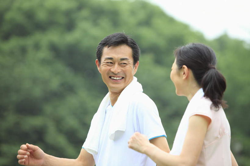 东方人,两个人,夫妻,站,笑,微笑,露齿笑,横图,室外,白天,侧面,爱情,植物,亚洲,朦胧,模糊,浪漫,注视,黄种人,树,树木,绿色,自然,观察,看,站着,日本人,恩爱,恋人,生长,成长,观看,察看,关注,老年男性,老年女性,男人,男性,女人,女性,亚洲人,情侣,站立,半身,彩图,伴侣