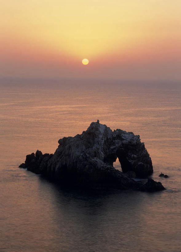 无人,竖图,俯视,室外,白天,旅游,度假,日出,海浪,海洋,石头,美景,太阳,爱知县,日本,亚洲,石子,景观,浪花,水平线,云,云朵,辽阔,朝霞,晨曦,海平线,黎明,云彩,娱乐,蓝色,白云,蓝天,天空,阳光,自然,海水,天,享受,休闲,广阔,景色,放松,一望无际,自然风光,海景,东亚,本州,本州岛,日本国,中部地方,爱知,无边无际,一马平川,大海,风浪,海,海水的波动,近岸浪,石块,岩石,涌浪,朝阳,彩图,高角度拍摄,破晓,水天相接,水天一线