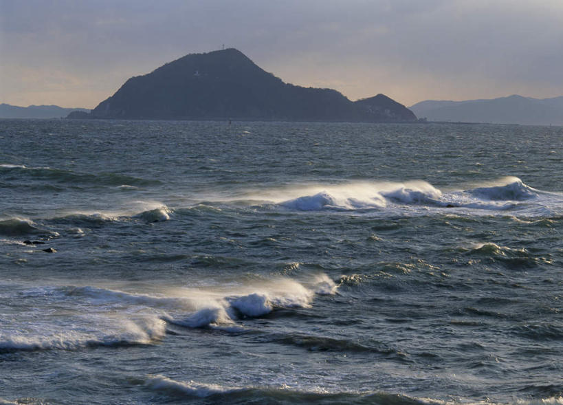 无人,横图,室外,白天,正面,旅游,度假,海浪,海洋,美景,日落,山,山脉,爱知县,日本,亚洲,朦胧,模糊,景观,浪花,山峰,晚霞,霞光,云,云朵,落日,山峦,云彩,娱乐,白云,天空,自然,海水,黄昏,群山,天,享受,休闲,景色,彩霞,放松,自然风光,海景,东亚,本州,本州岛,日本国,中部地方,爱知,夕照,大海,风浪,海,海水的波动,近岸浪,涌浪,夕阳,彩图,斜阳