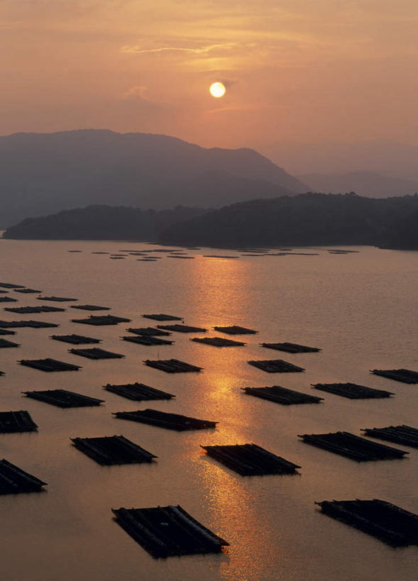 无人,竖图,俯视,室外,白天,旅游,度假,海浪,海洋,美景,沙滩,山,山脉,船,日本,亚洲,沙子,海岸,景观,浪花,山峰,木船,沙地,山峦,娱乐,自然,海水,交通工具,群山,享受,休闲,景色,放松,舟,自然风光,海景,东亚,木筏,本州,本州岛,日本国,中国地方,冈山,冈山县,大海,风浪,海,海水的波动,海滩,近岸浪,涌浪,彩图,高角度拍摄