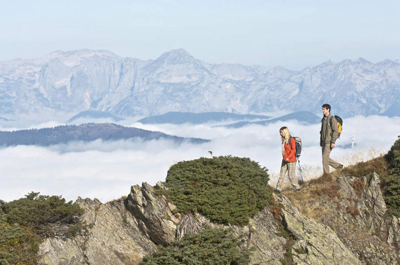 西方人,两个人,夫妻,走,横图,室外,白天,侧面,爱情,旅游,度假,美景,山,山脉,奥地利,欧洲,欧洲人,服装,包,景观,山峰,云,云朵,山峦,浪漫,云彩,注视,休闲装,娱乐,衣服,蓝色,白云,蓝天,天空,自然,背包,群山,天,观察,看,享受,休闲,休闲服,景色,恩爱,放松,恋人,服饰,晴朗,观看,察看,关注,自然风光,中欧,奥地利共和国,男人,男性,年轻男性,年轻女性,女人,女性,白种人,情侣,晴空,步行,散步,走路,彩图,全身,伴侣,双肩包