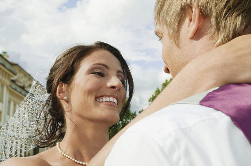 西方人,两个人,夫妻,新娘,新郎,站,抱,笑,微笑,露齿笑,横图,室外,白天,仰视,婚纱,衬衫,西装,爱情,婚礼,快乐,项链,欧洲,欧洲人,套装,正装,庆祝,领带,结婚,浪漫,注视,职业装,装饰品,饰品,首饰,观察,看,站着,喜庆,面对面,恩爱,恋人,抱着,观看,纪念,对视,察看,搂着,关注,男人,男性,年轻男性,年轻女性,女人,女性,白种人,情侣,搂,搂抱,站立,半身,彩图,低角度拍摄,衬衣,婚礼服,礼服,高兴,伴侣